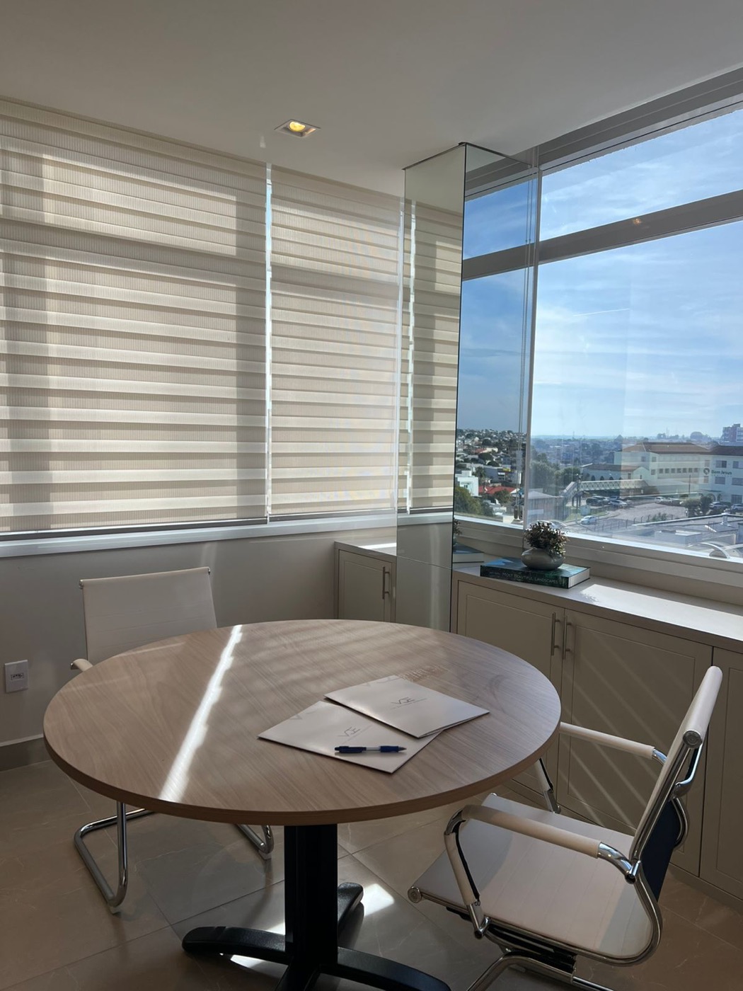 Sala de reunião da VOE Recursos Humanos, em Vacaria/RS