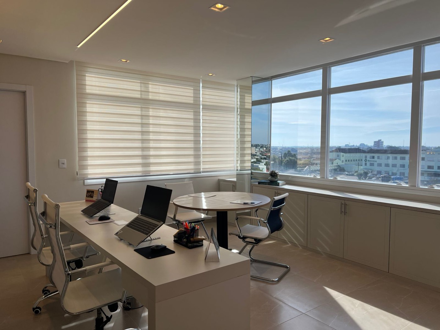 Sala de trabalho da VOE com vista da cidade de Vacaria/RS